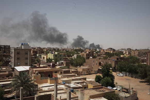 22.04.2023, Sudan, Khartum: Rauch hängt über Khartum. Die Kämpfe in der Hauptstadt zwischen der sudanesischen Armee und den Rapid Support Forces wurden wieder aufgenommen, nachdem ein international ve ...