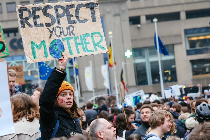 (190228) -- BRUSSELS, Feb. 28, 2019 (Xinhua) -- Students hold placards as they attend a climate march in Brussels, Belgium, on Feb. 28, 2019. A new climate march by schoolchildren and college students ...