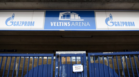 22.02.2022, Nordrhein-Westfalen, Gelsenkirchen: Das Logo des russischen Energieunternehmens Gazprom ist auf einem Werbeplakat vor der Veltins Arena des Fu�ball-Zweitligisten FC Schalke 04 zu sehen. De ...