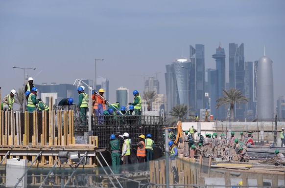 Arbeiter an einer der Baustellen für die Fußball-WM 2022 in Katar. 