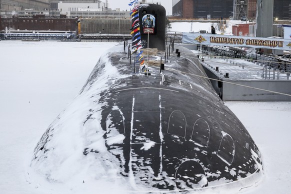 11.12.2023, Russland, Sewerodwinsk: Auf diesem von der staatlichen russischen Nachrichtenagentur Sputnik via AP veröffentlichten Foto ist das neu gebaute Atom-U-Boot «Imperator Alexander III.» zu sehe ...