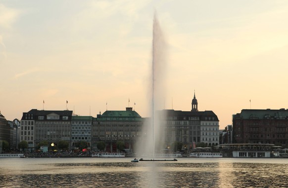 Die Alsterfont�ne auf der Hamburger Binnenalster, eines der Wahrzeichen der Stadt. Der Senat hat einen 25 Punkte starken Energiesparplan vorgestellt, um eine Gasmangellage zu verhindern. Zu den Ma�nah ...