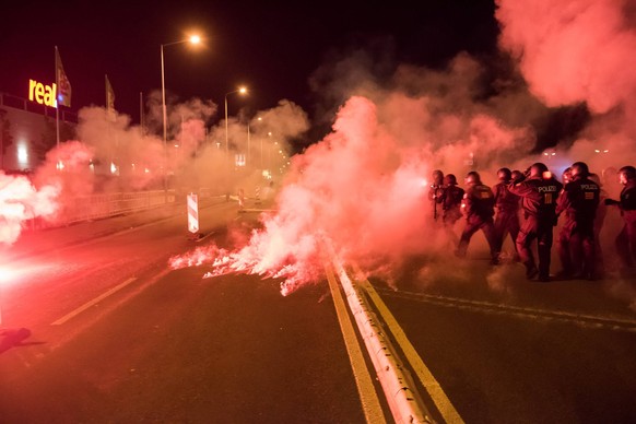 Sachsen Heidenau Rassisten und Nazis gegen Fluechtlinge Nach den pogromartigen Ausschreitungen gegen eine Fluechtlinsunterkunft im saechschen Heidenau am Freitag den 21. August 2015 durch Anwohnerinne ...