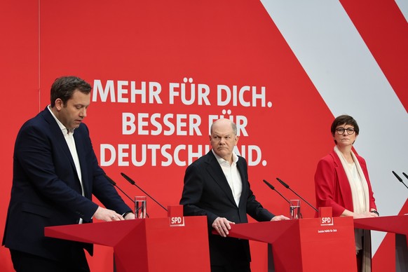 24.02.2025, Berlin: Lars Klingbeil (l-r), Parteivorsitzender der SPD, der noch amtierende Bundeskanzler Olaf Scholz (SPD) und Saskia Esken, Parteivorsitzende der SPD, bei der Pressekonferenz der SPD.  ...