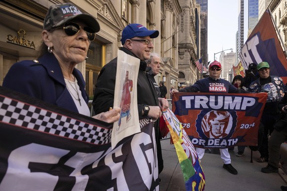 03.04.2023, USA, New York: Anhänger des ehemaligen Präsidenten Trump demonstrieren vor dem Trump Tower. Ex-US-Präsident Trump wird nach seiner Anklage vor Gericht erwartet. Er selbst inszeniert sich a ...