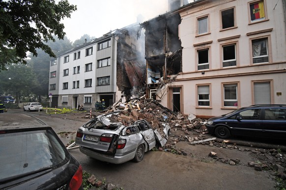 Autos vor dem Haus wurden von Trümmern getroffen.