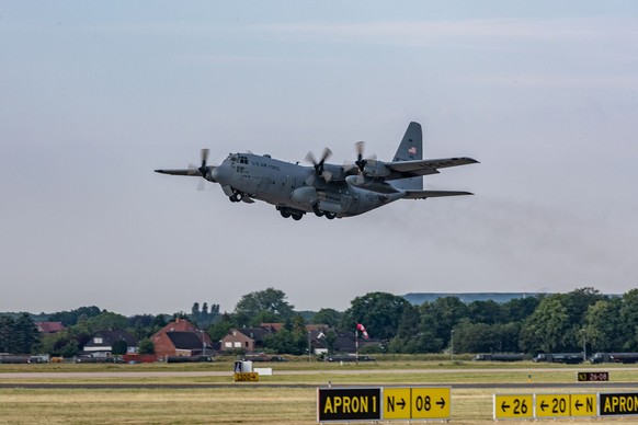 HANDOUT - 12.06.2023, Wunstorf: Eine amerikanische C-130 Hercules startet im Rahmen der Luftwaffenübung «Air Defender 2023». Die größte Luftwaffenübung seit Bestehen der Nato - das Manöver «Air Defend ...