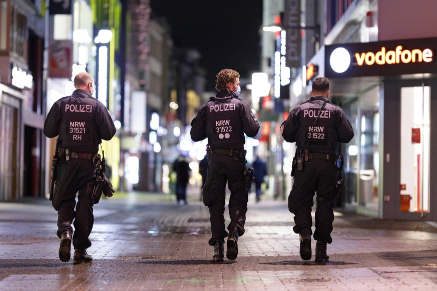 Die Polizei in Köln ist in der Nacht auf Streife. Ausgangssperren stehen in ganz Deutschland nun unmittelbar bevor.