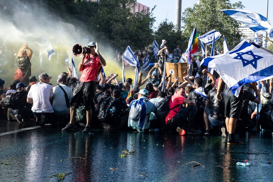 July 24, 2023, Jerusalem, Israel: Police water cannon sprays protestors with colored water during a roadblock highway in Jerusalem. Jerusalem Israel - ZUMAs197 20230724_zaa_s197_357 Copyright: xMatanx ...