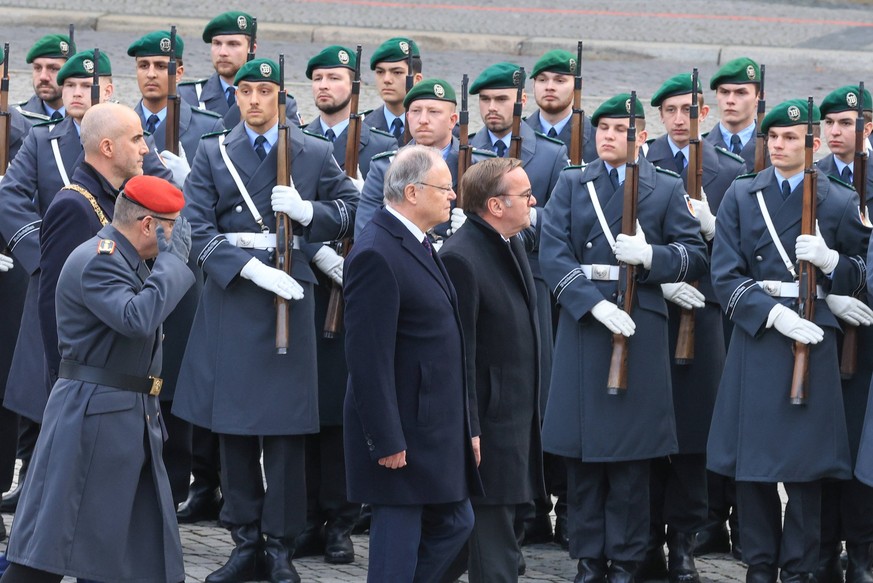 Niedersachsen, Hannover, Gelöbnis von Bundeswehr Rekruten vor dem Neuen Rathaus, Bundeswehr, Soldat, Ministerpräsident Stephan Weil und Bundesminister der Verteidigung , Boris Pistorius, Carsten Breue ...