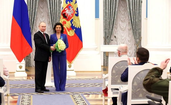December 20, 2022. - Russia, Moscow. - Russian President Vladimir Putin left awards an Order of Honour to RT and Rossiya Segodnya editor-in-chief Margarita Simonyan during a ceremony at the Moscow Kre ...