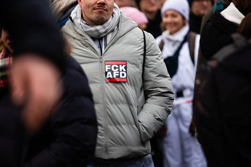 Demonstrant mit FCK AFD Sticker bei einer Demonstration gegen Rechts auf dem Pariser Platz am Brandenburger Tor am 14. Januar 2024 in Berlin. Demonstration gegen Rechts in Berlin *** Demonstrator with ...