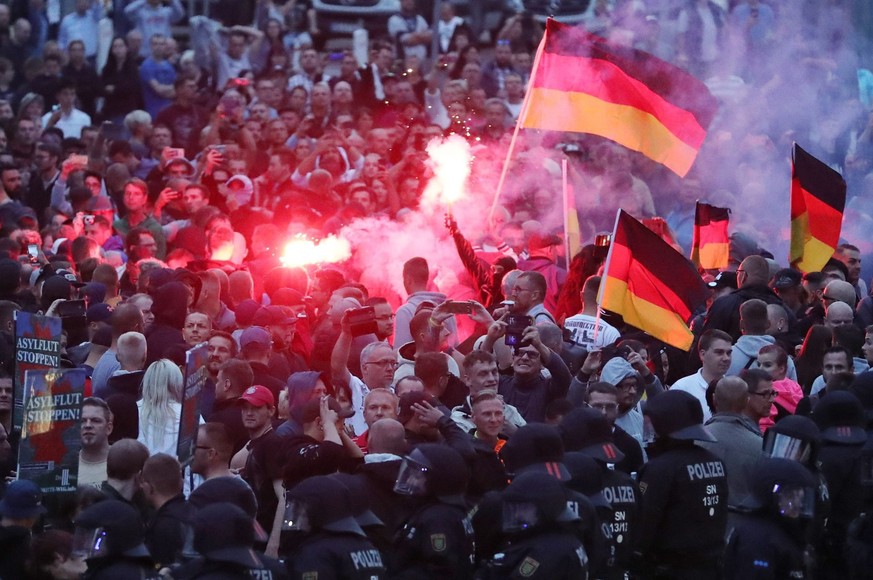 dpatopbilder - ARCHIV - 27.08.2018, Sachsen, Chemnitz: Demonstranten der rechten Szene z