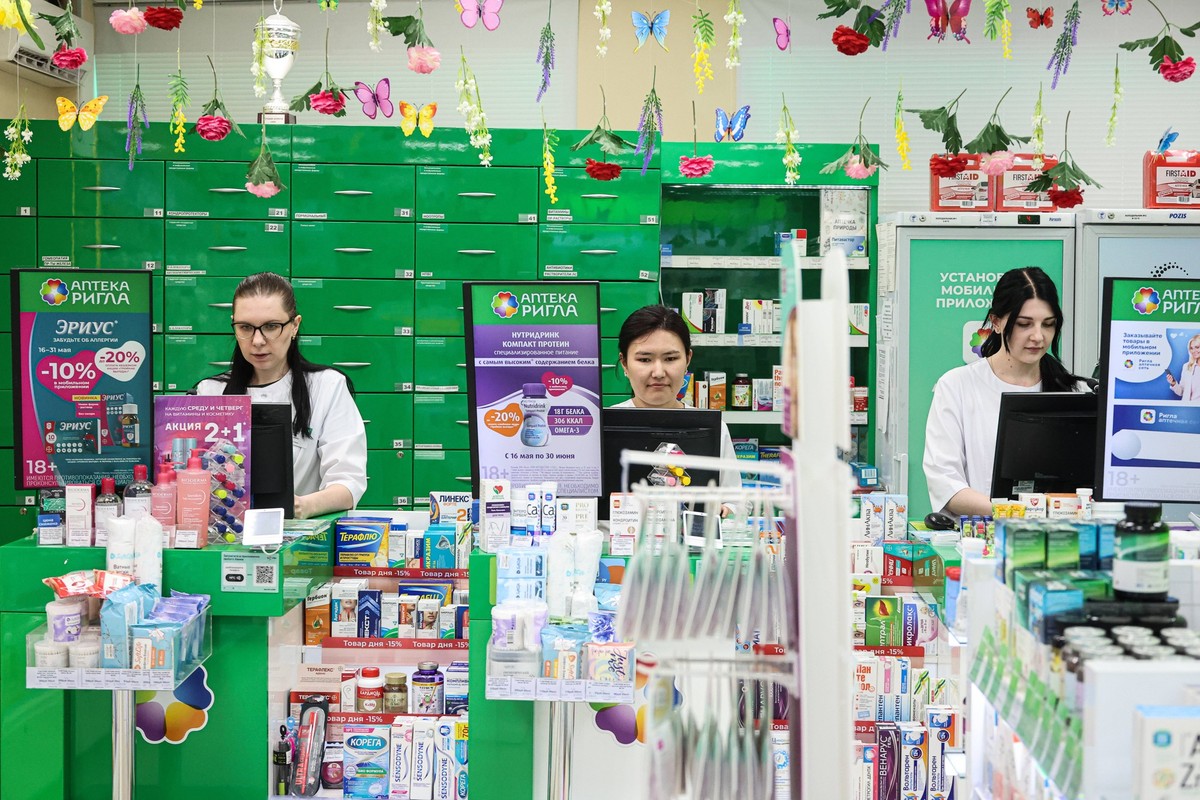 RUSSIA, MOSCOW - MAY 29, 2025: Women work at a Rigla chain pharmacy. Yevgeny Messman/TASS PUBLICATIONxINxGERxAUTxONLY 81204945