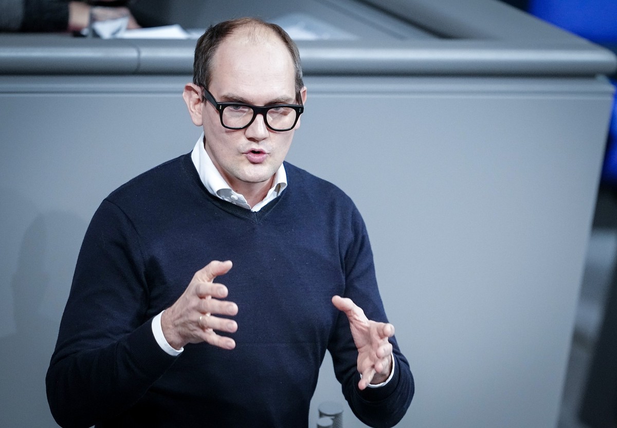 02.12.2022, Berlin: Janosch Dahmen, Bundestagsabgeordneter von Bündnis 90/die Grünen, spricht bei der Sitzung des Bundestags. Thema ist das Krankenhauspflegeentlastungsgesetz. Foto: Kay Nietfeld/dpa + ...