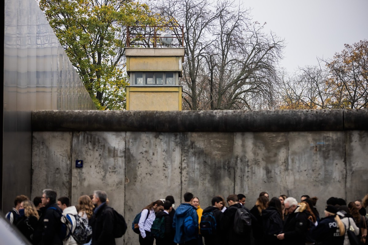 ARCHIV - 09.11.2024, Berlin: Ein Wachtturm eines Reststücks der Grenzanlage der Berliner Mauer ist auf dem Gelände der Gedenkstätte Berliner Mauer zu sehen. (zu dpa: «Weimer: Gedenkstätten besonders w ...