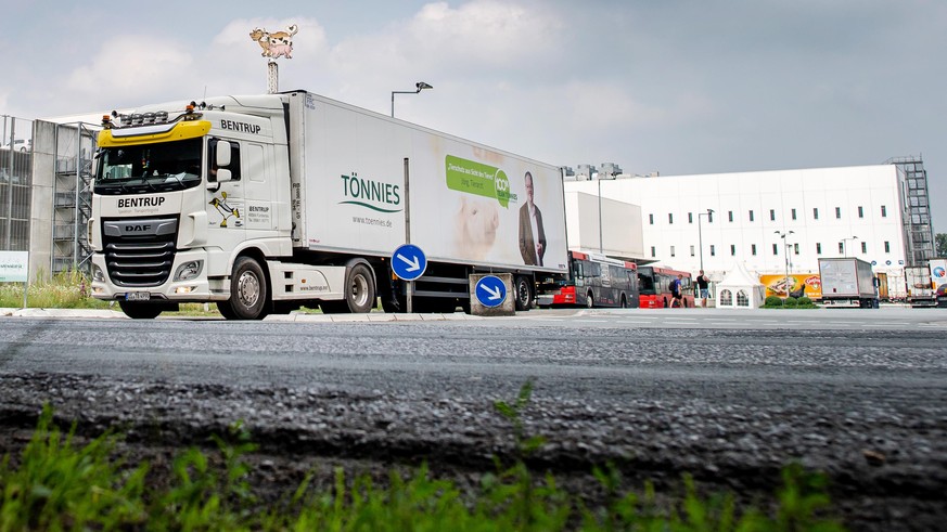 17.06.2020, Nordrhein-Westfalen, Rheda-Wiedenbrück: Ein Lastwagen verlässt das Werksgelände von Tönnies. Wegen des Corona-Ausbruchs ist der Schlachtbetrieb bei Tönnies in Rheda-Wiedenbrück gestoppt. D ...