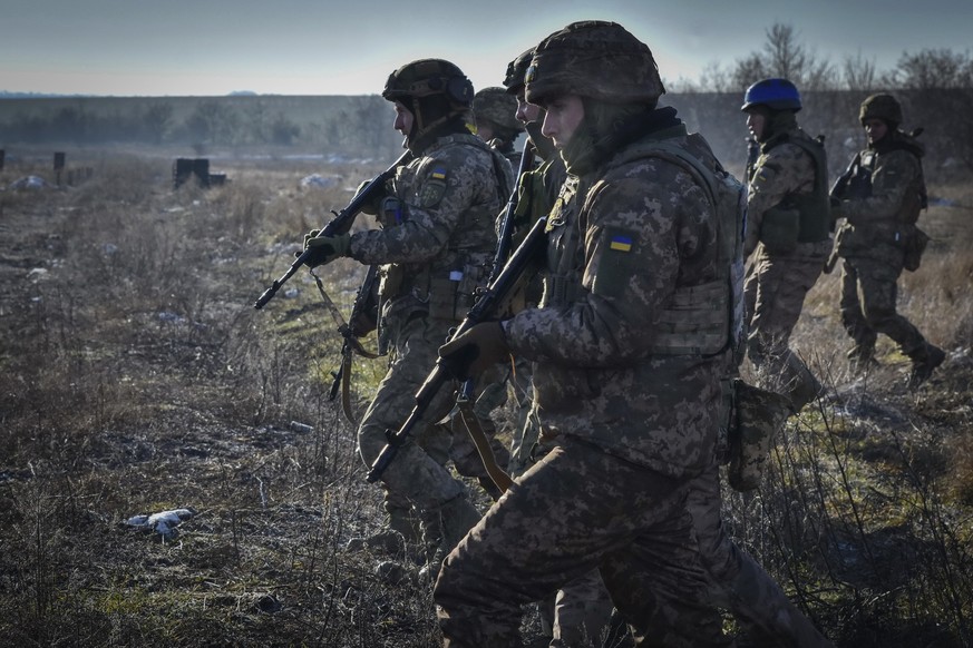 In this photo provided by Ukraine&#039;s 65th Mechanised Brigade press service, Ukrainian servicemen train at the polygon in the Zaporizhzhia region, Ukraine, Wednesday, Jan. 15, 2025, (Andriy Andriye ...