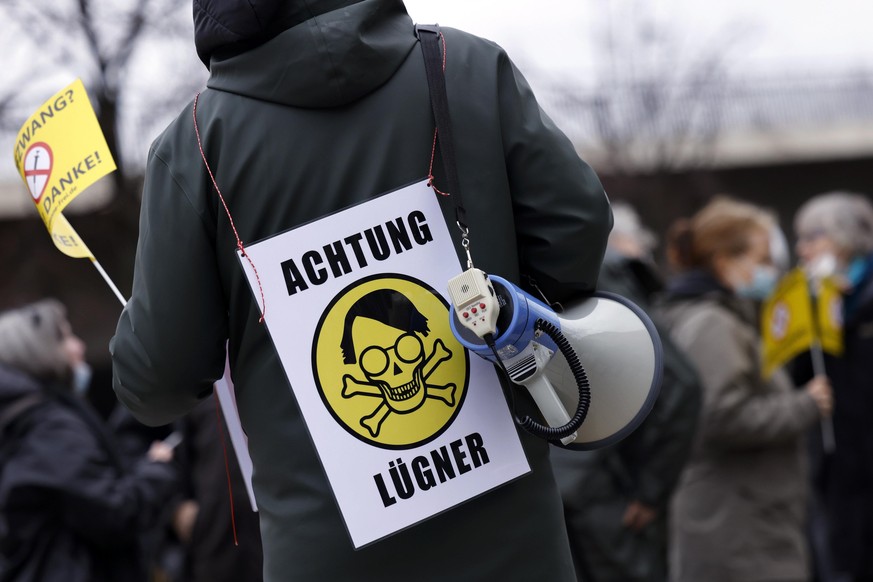Bei einer Demonstration unter dem Motto "Nein zum Impfzwang!" demonstrieren im Januar 2022 rund 9000 Gegner einer Impfpflicht gegen die Corona-Schutzmaßnahmen in Düsseldorf.