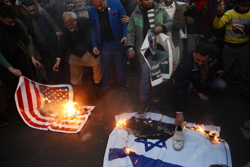 Pakistan: Wütende Demonstranten verbrennen nach der Tötung des iranischen Generals Soleimani USA- und Israel-Flaggen.
