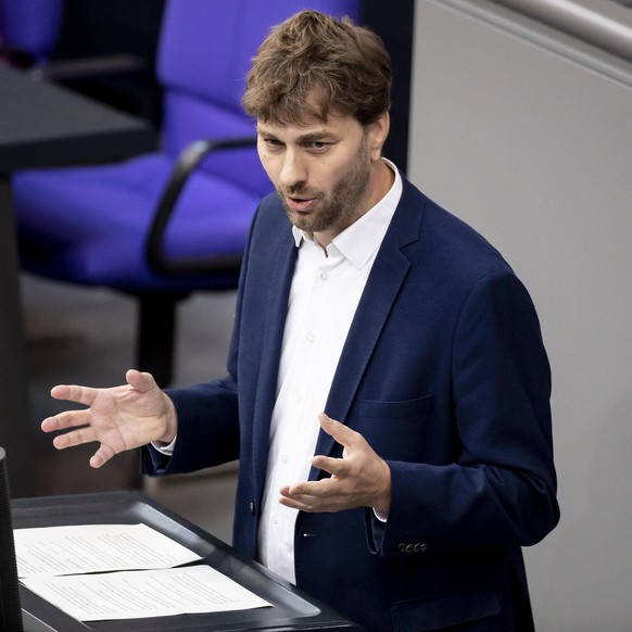 Stefan Gelbhaar (Bündnis 90/Die Grünen), Mitglied des Deutschen Bundestages, spricht im Plenum im Bundestag. Auf der Tagesordnung stehen unter anderem die Reform der Grundsteuer, die Änderung des Staa ...