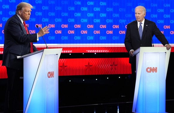 ARCHIV - 27.06.2024, USA, Atlanta: US-Präsident Joe Biden (r) und der ehemalige US-Präsident Donald Trump nehmen an einer von CNN veranstalteten Präsidentschaftsdebatte teil. (zu dpa: «Nach Biden-Aus: ...