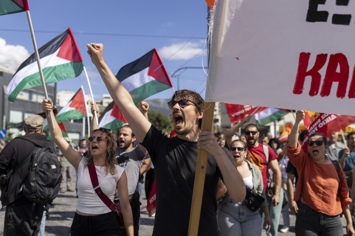 17.05.2025, Griechenland, Athen: Palästinenser und Anhänger marschieren bei einer Pro-Palästina-Demonstration zur israelischen Botschaft in Athen anlässlich des 77. Gedenktags des Nakba. Der palästine ...