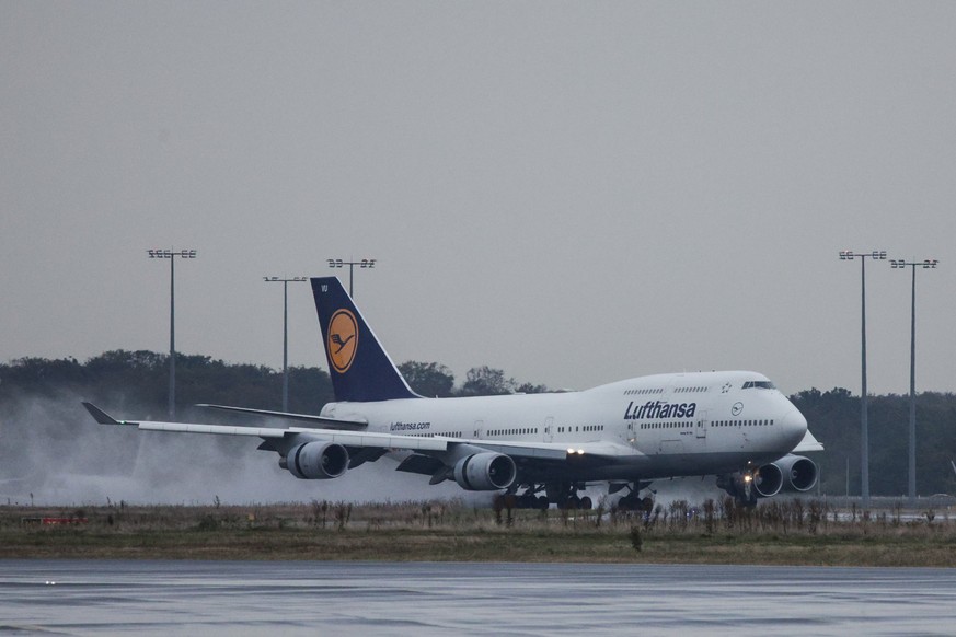 12.10.2023, Berlin: Eine Boeing 747 Jumbo-Jet der Lufthansa aus Tel Aviv rollt nach ihrer Landung zu ihrer Parkposition am Frankfurter Flughafen. Die Lufthansa hat damit begonnen, Deutsche aus dem von ...