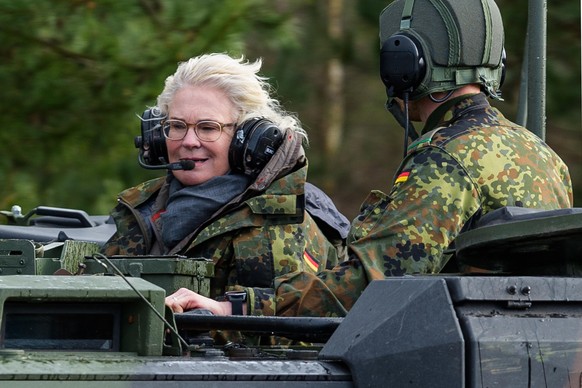 Christine Lambrecht (l, SPD), Verteidigungsministerin, fährt bei ihren Besuch der Panzerlehrbrigade 9 in einem Panzer mit. (RECROP)