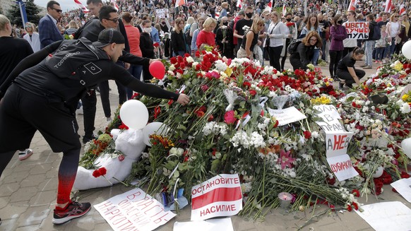 15.08.2020, Belarus, Minsk: Demonstranten legen am Ort, an dem ein Demonstrant getötet wurde, Blumen nieder. Zehntausende Menschen haben landesweit erneut gegen die mutmaßlich gefälschte Wiederwahl vo ...