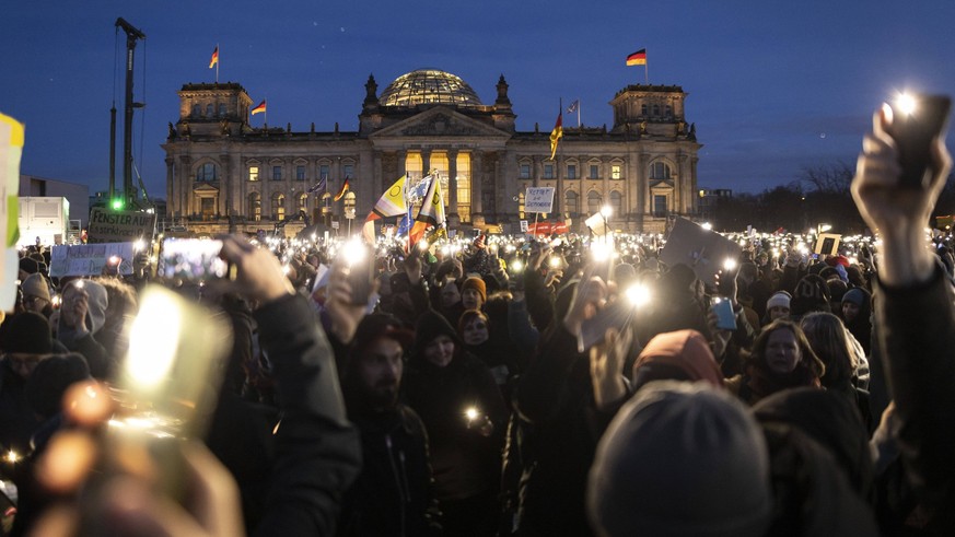 Demonstranten bei der Demo - Demokratie verteidigen - Zusammen gegen Rechts - , vor dem Reichstag Berlin, 21.01.2024. Berlin Deutschland *** Demonstrators at the demo Defending democracy together agai ...