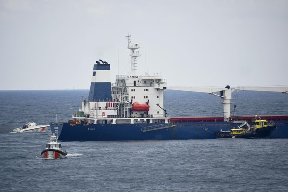 03.08.2022, T�rkei, Istanbul: Vertreter der Ukraine, Russland, der T�rkei und der Vereinten Nationen treffen zur Inspektion am Frachtschiff Razoni ein. Die unter der Flagge Sierra Leones fahrende Razo ...