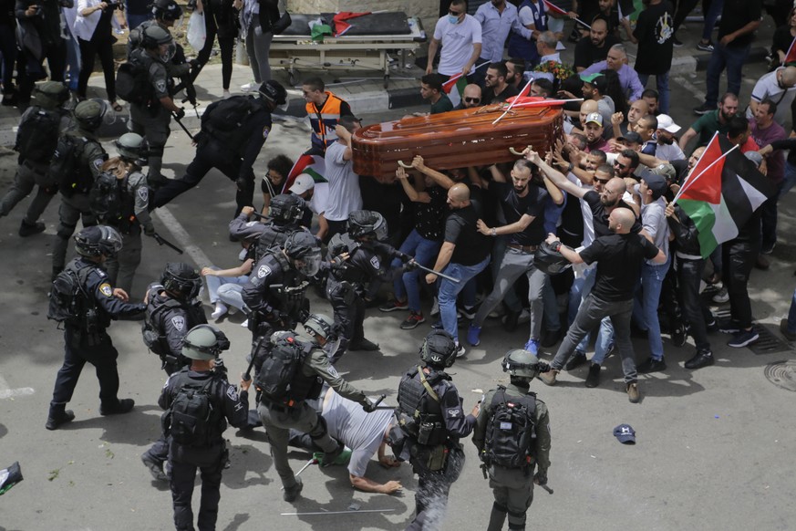dpatopbilder - 13.05.2022, Israel, Jerusalem: Israelische Polizisten sto
