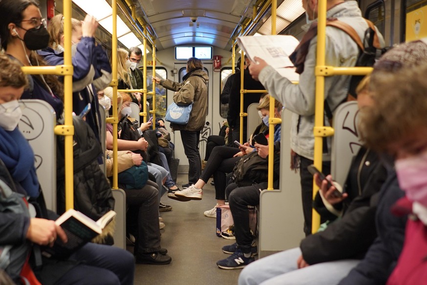 Blick am Morgen in eine Bahn der Linie U3 bei der Fahrt auf Höhe der U-Bahnstation &quot;Heidelberger Platz&quot; in Richtung &quot;Krumme Lanke&quot;. Seitdem an den Hochschulen wieder Präsenzunterri ...