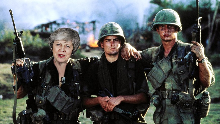 May kämpft im Brexit um ihr politisches Überleben (und das ihres Landes). Im Kriegsfilm Platoon kämpfte Charly Sheen damals (mitte). Wir haben das mal zusammengepackt. 