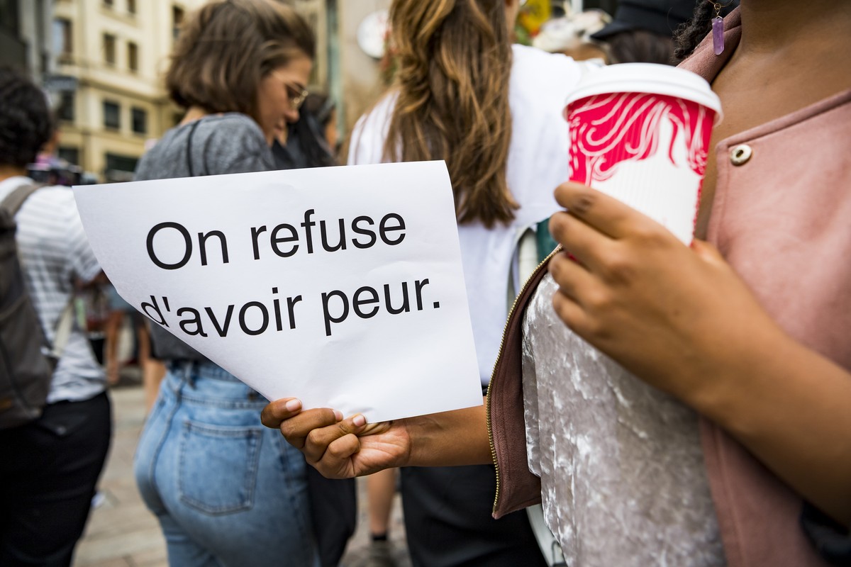 Des personnes manifestent lors d&#039;un rsassemblement suite a l&#039;agression violente contre cinq femmes a la soirtie d&#039;une boite de nuit ce jeudi 9 aout 2018 a Geneve. (KEYSTONE/Jean-Christo ...