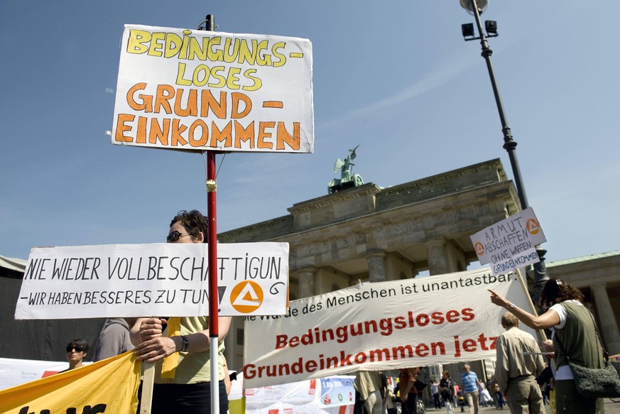 Bildnummer: 58871145 Datum: 01.05.2009 Copyright: imago/IPON
Demonstration DGB zum 1. Mai DEU, Deutschland, Berlin, 01.05.2009 Demonstranten mit Plakaten Bedingsloses Grundeinkommen bei der Demonstrat ...