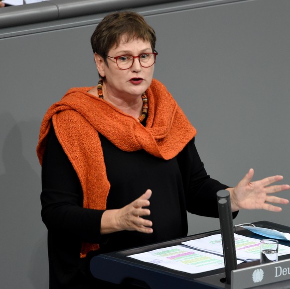 Leni Breymaier (SPD) spricht zu den Abgeordneten im Bundestag.
