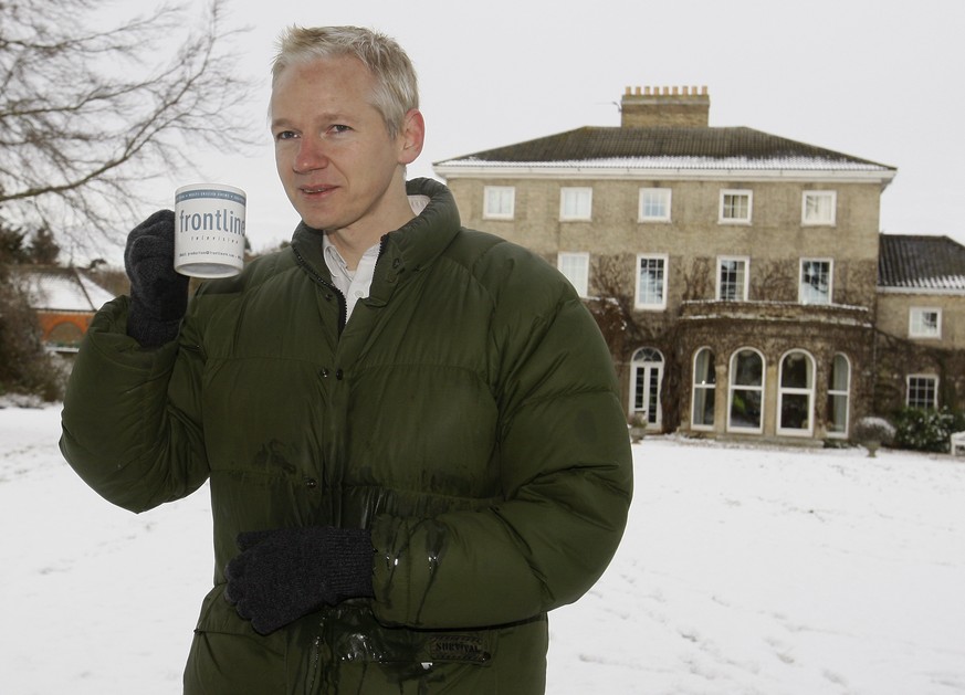 WikiLeaks-Gründer Julian Assange steht mit einem Becher in der Hand in einem verschneiten Garten. Am 04.01.2021 verkündete das Gericht das Urteil im US-Auslieferungsantrag gegen Assange.