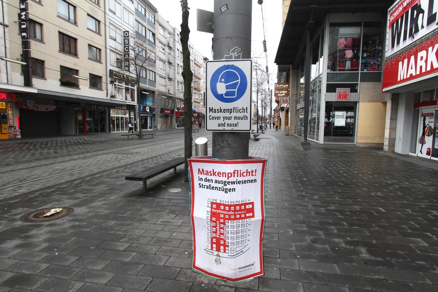 Ein Schild mit Piktogramm und Aufschrift Maskenpflicht h