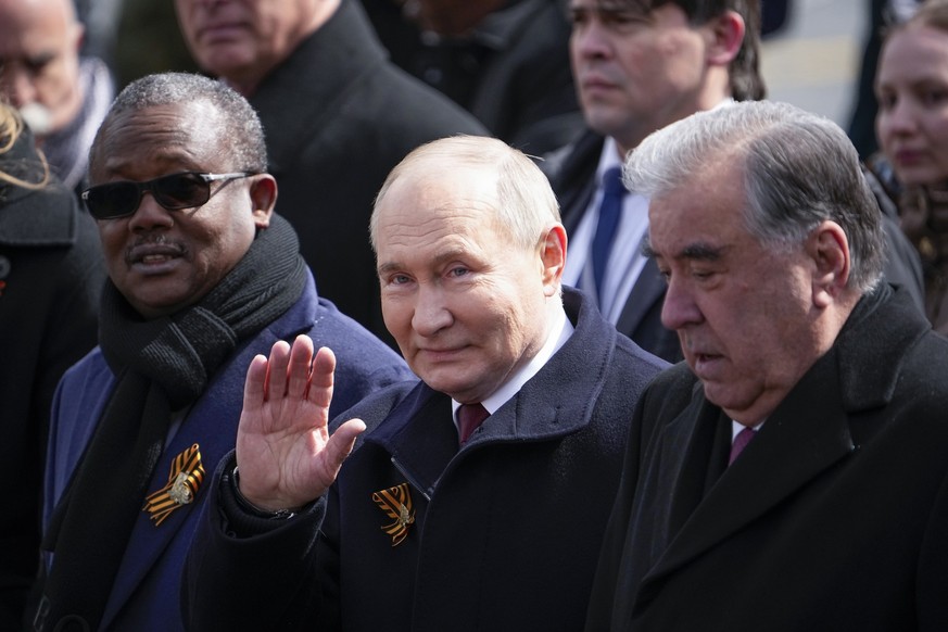 09.05.2024, Russland, Moskau: Wladimir Putin (M), Präsident von Russland, Umaro Sissoco Embalo (l), Präsident von Guinea-Bissau, und Emomali Rahmon, Präsident der Republik Tadschikistan, verlassen den ...