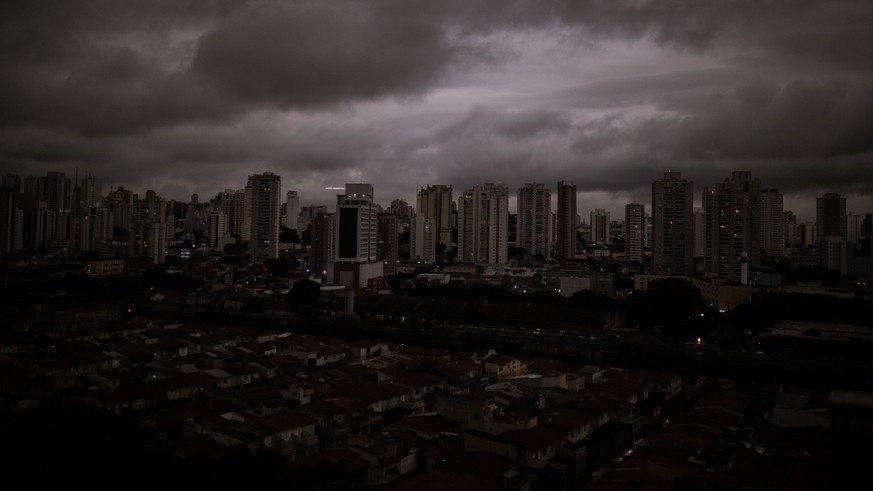 19.08.2019, Brasilien, Sao Paulo: Auf dem Foto vom Montag, 19. August, ist den abgedunkelten Himmel in Sao Paulo zu sehen. Bewohner der Millionenmetropole berichteten zuletzt von schwarzem Regen. Unte ...