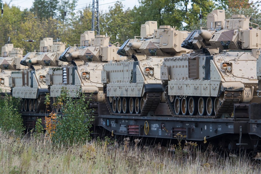 US-Panzer werden auf einem Zug transportiert.