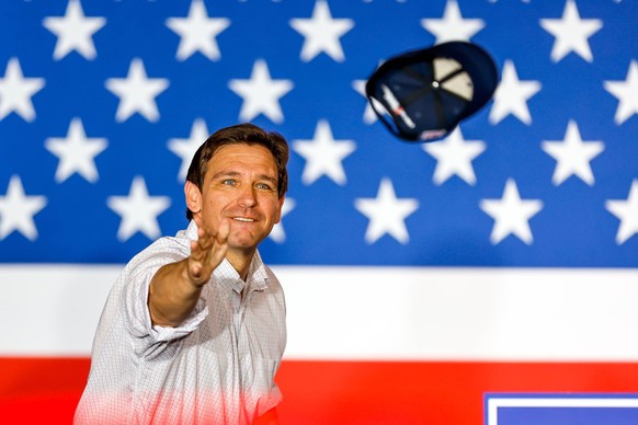 News Themen der Woche KW23 News Bilder des Tages Syndication: The Oklahoman Florida Gov Ron DeSantis throws hats to the crowd at an event held by the Never Back Down PAC featuring presidential candida ...