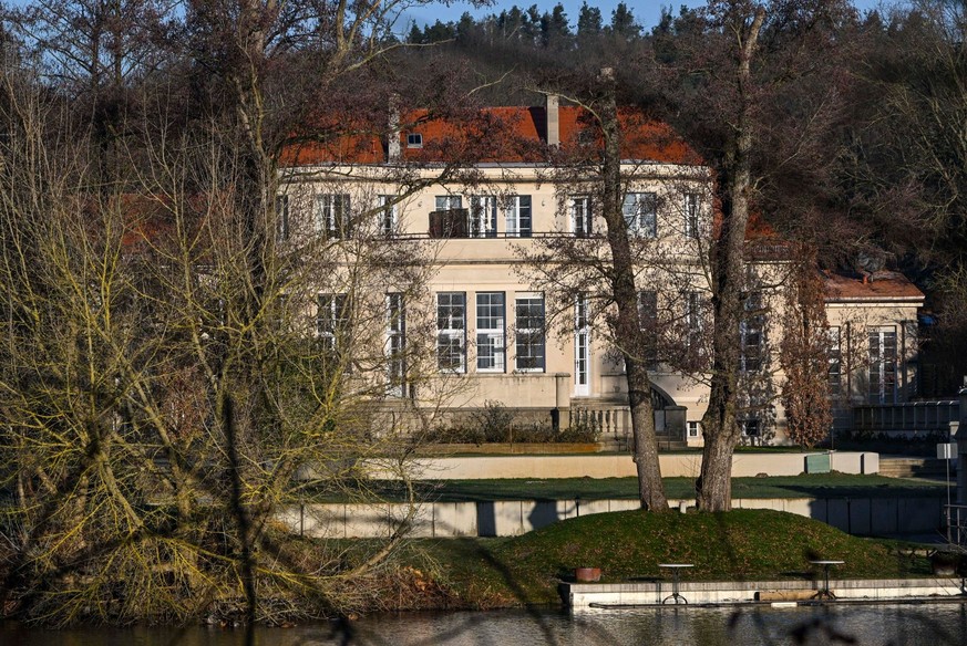 10.01.2024, Berlin: Blick auf ein Gästehaus in Potsdam, in dem AfD-Politiker nach einem Bericht des Medienhauses Correctiv im November an einem Treffen teilgenommen haben sollen. Daran soll auch der b ...