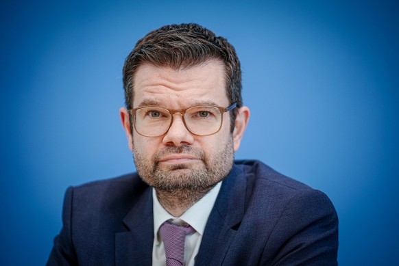 ARCHIV - 30.06.2022, Berlin: Marco Buschmann (FDP), Bundesminister der Justiz, stellt in der Bundespressekonferenz das Eckpunktepapier zum Selbstbestimmungsgesetz vor. Die Herabsekung der Strafm�ndigk ...