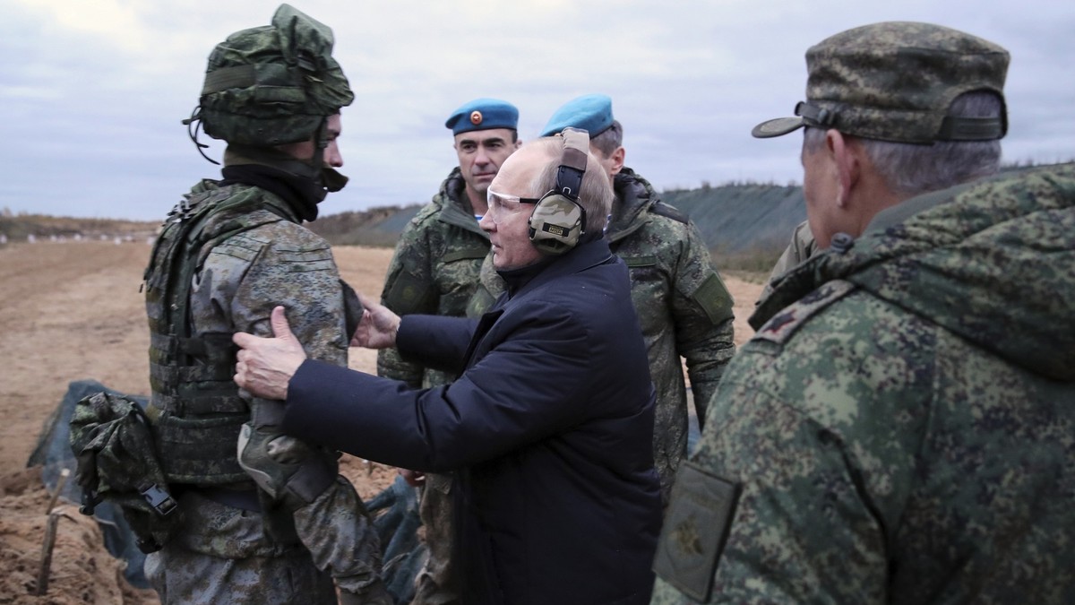 ARCHIV - 20.10.2022, Russland, Rjasan: Dieses von der staatlichen russischen Nachrichtenagentur Sputnik via AP veröffentlichte Foto zeigt Wladimir Putin (M), Präsident von Russland, im Gespräch mit ei ...