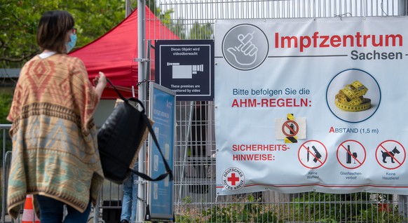 ARCHIV - 29.06.2021, Sachsen, Leipzig: Eine Frau geht zum Eingang des Impfzentrums in Leipzig. Im Juli sollen sich die Menschen in Sachsen auch ohne Termin impfen lassen k�nnen. (zu dpa:��Impfgipfel i ...