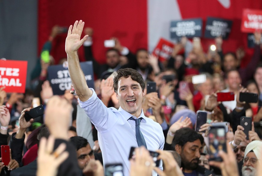 News Themen der KW42 News Bilder des Tages Canadian Liberal Party leader Justin Trudeau greets constituents at Woodward s Atrium in Gastown, Vancouver, British Columbia, October 20, 2019 during the la ...