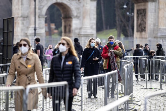 Auf den Straßen Roms werden tragen die meisten Menschen Masken. 